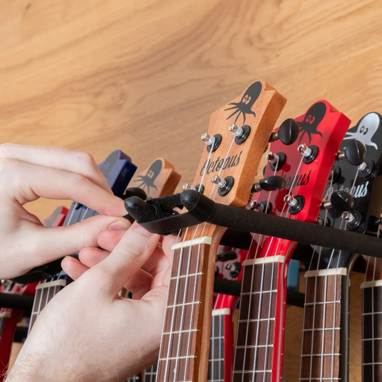 Ukelele wandrek zwart 15-vaks 1 m met 3 haken