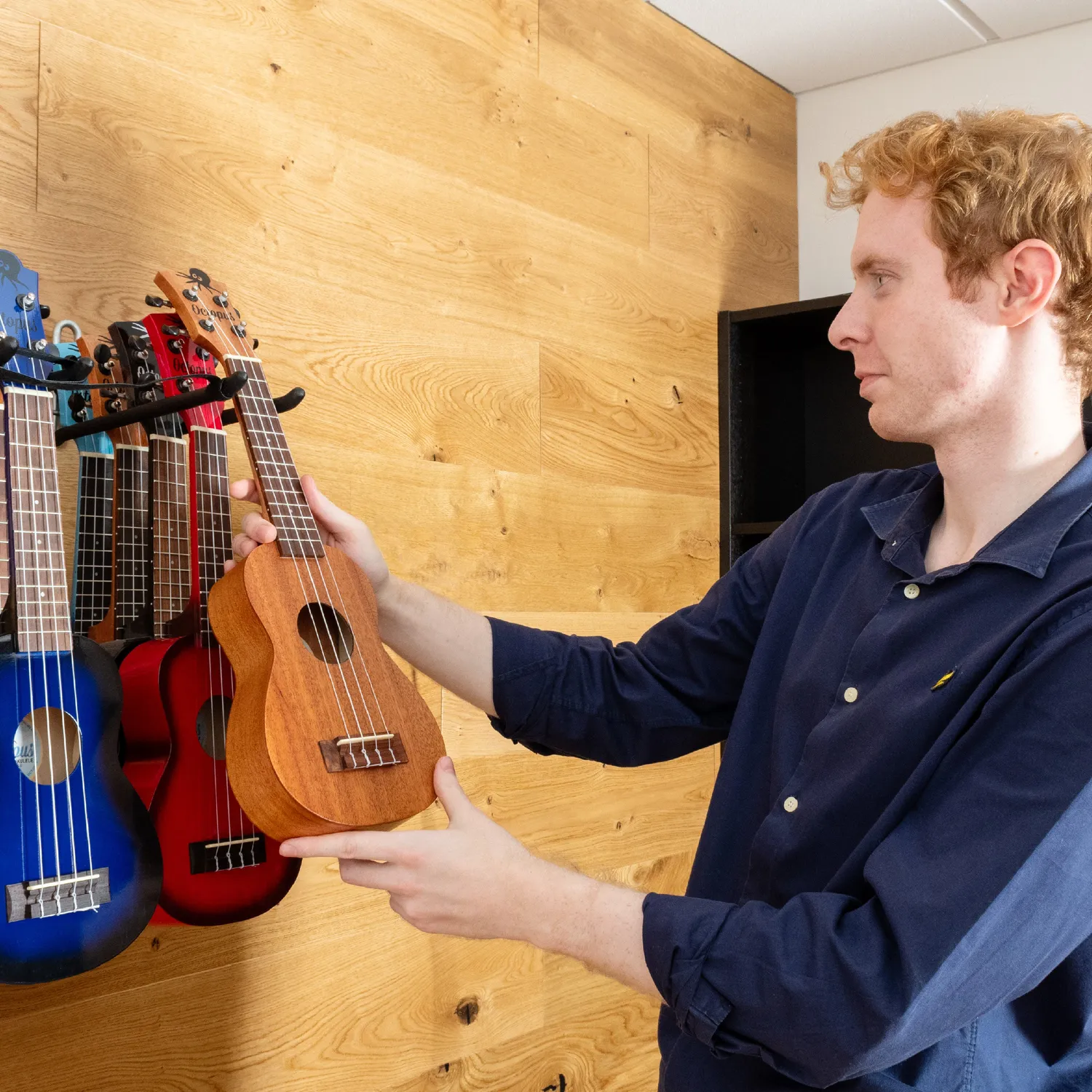 Ukelele wandrek zwart 15-vaks 1 m met 3 haken