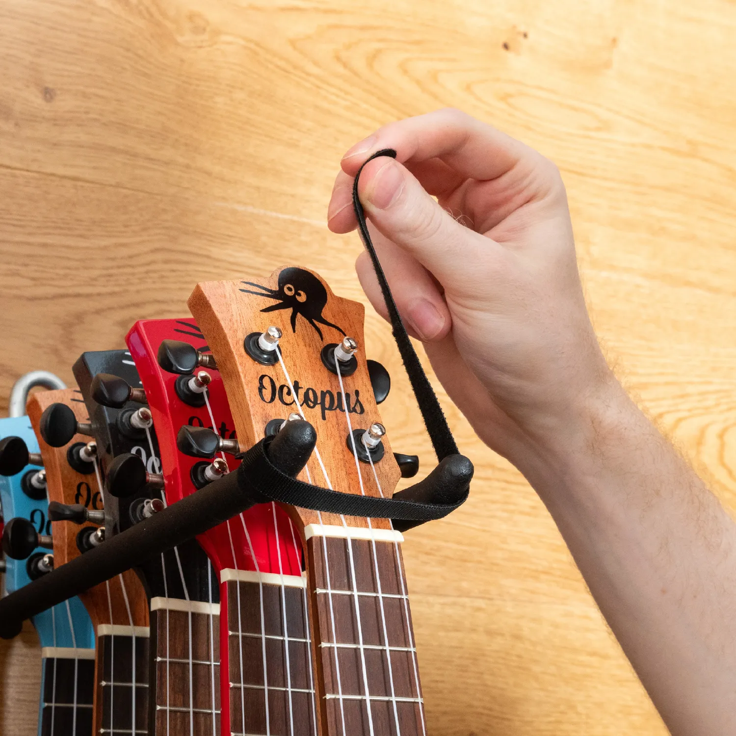 Ukelele wandrek zwart 15-vaks 1 m met 3 haken